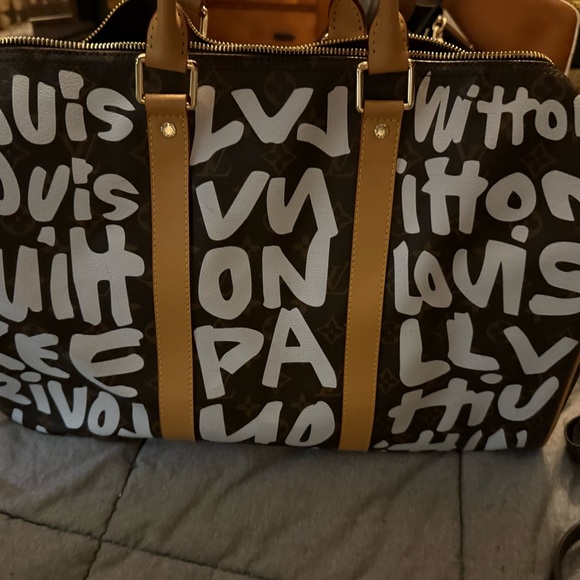 Louis Vuitton - Picture 2 of 8